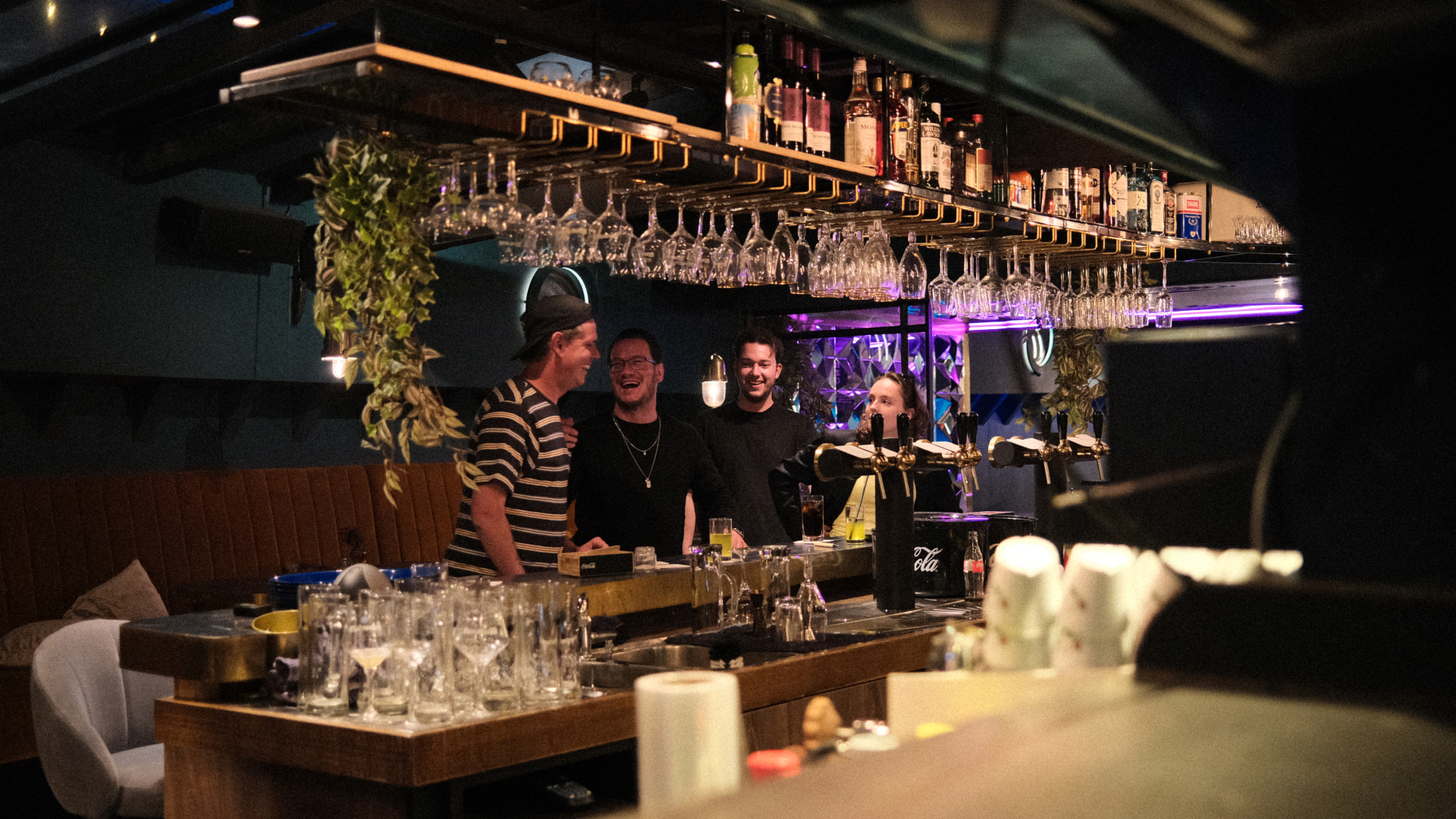 Biergarten Albatros bar met 4 personen en gezelligheid