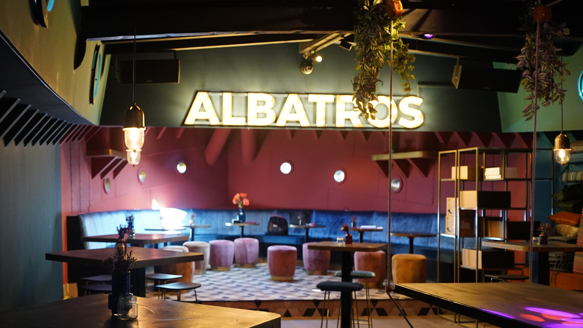 Biergarten Albatros boeg met tafeltjes, letterbord en gezelligheid